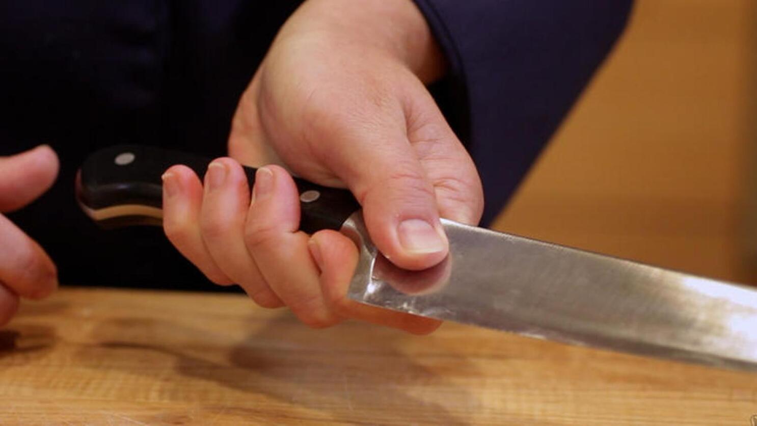 proper way to hold a knife